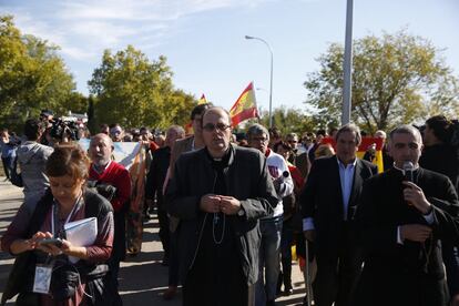 Un grupo de ciudadanos rezan el rosario a la espera de los restos de Francisco Franco en el cementerio de Mingorrubio.