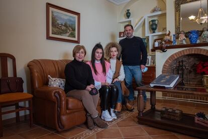 De izquierda a derecha, Manuela Rodríguez, Paula Vega, Sofía Vega y Pablo Vega, en su casa de Herrera del Duque.
