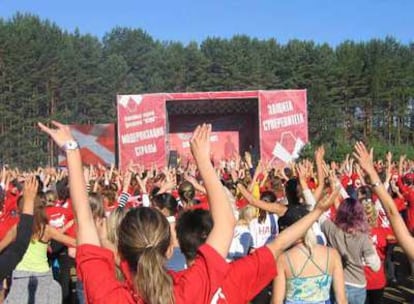 Un grupo de jóvenes, durante un acto en el campamento.