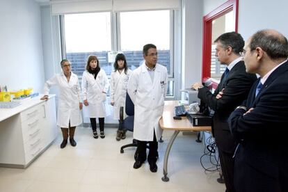 Iñigo Urkullu, segundo por la derecha, durante la visita al centro de salud de Lakua-Arriaga.