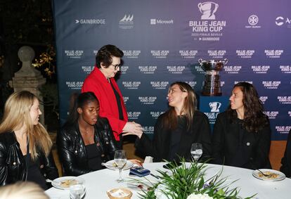 Billie Jean King y Paula Badosa se saludan en Sevilla.