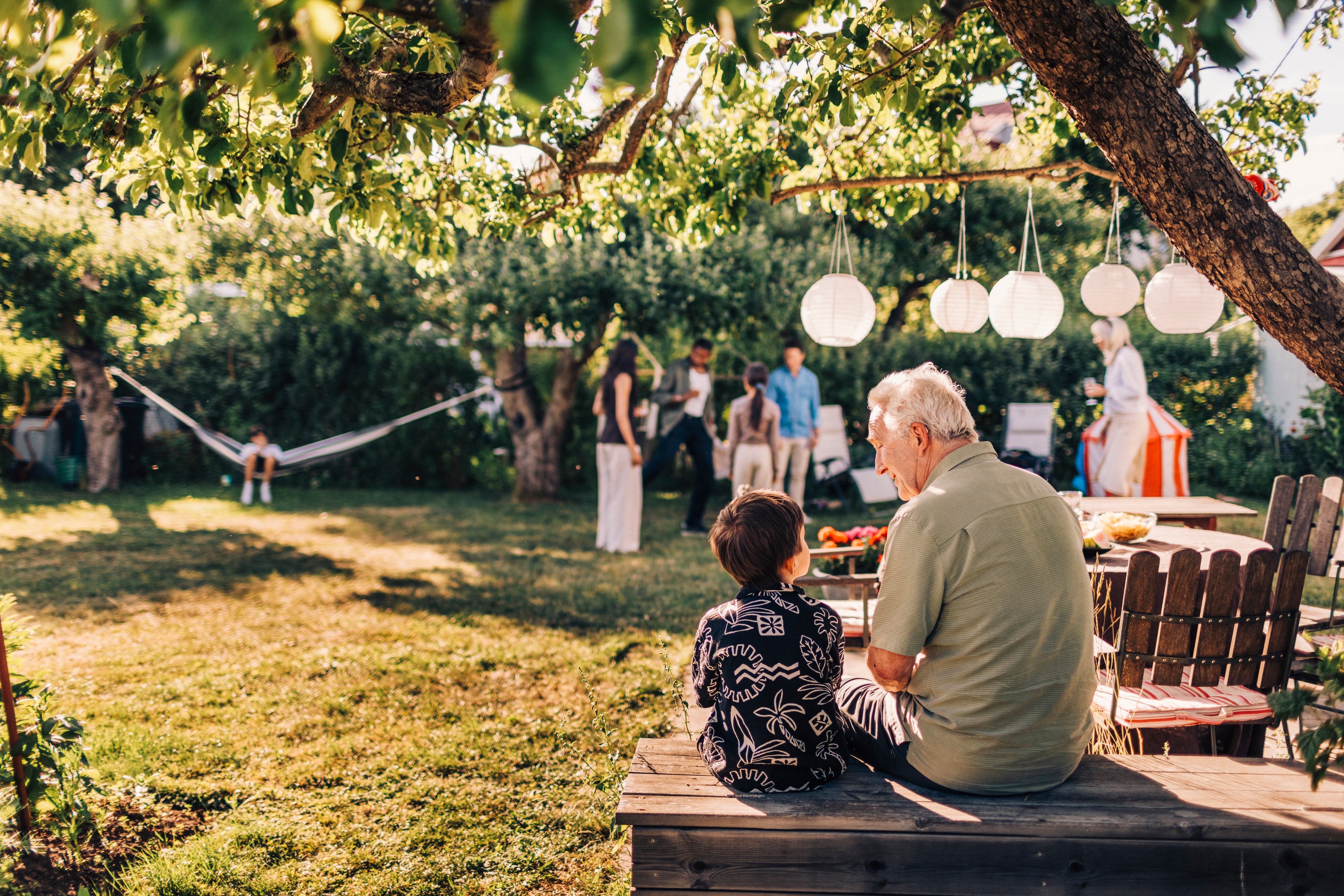 Que un niño tenga un comportamiento ejemplar en casas ajenas se relaciona con lo que la psicóloga Neus Izaguirre denomina modo social: “Esto significa saber que hay unos códigos y normas que cumplir para adaptarse al entorno”.