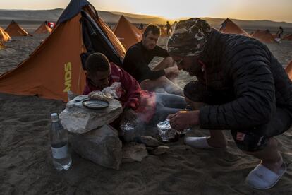 Um grupo de corredores descansa no acampamento que instalaram no deserto para passar a noite depois do dia de corrida, em 30 de novembro de 2017, durante a terceira etapa, que vai de Samaca a Ocucaje.