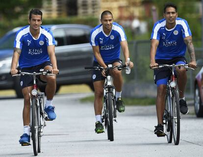 Luis Hernandez (izq.), acude con Inler y Ulloa a un entrenamiento durante el retiro en Austria