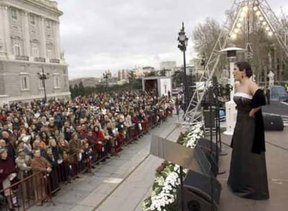 Una soprano canta en directo un aria en el exterior del Teatro Real, en la plaza de Oriente de Madrid.