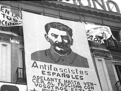 Retrato de Stalin en la Puerta del Sol de Madrid en noviembre de 1936.