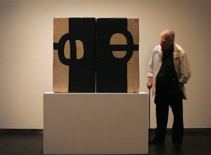 Un hombre observaba ayer la obra <i>Óxido G-78</i> de Chillida en el nuevo Centro de Cultura de Cádiz.