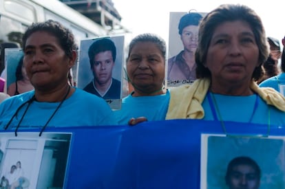 Marcha de la Caravana de madres de emigrantes desaparecidos en tránsito por México, a su paso por Tenosique. Más de 70.000 emigrantes han desaparecido en su tránsito por el territorio mexicano desde 2006 cuando trataban de llegar a Estados Unidos.