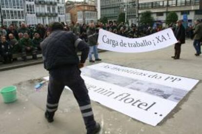 Trabajadores de Navantia de Ferrol y Fene durante la concentración que han llevado a cabo en la plaza de Armas de Ferrol.