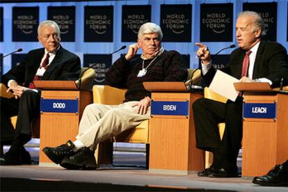 Los senadores Joseph Biden, Orrin Hatch y Christopher Dodd, en la reunión de Davos.