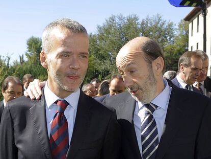 Alfredo Pérez Rubalcaba (a la derecha) habla con el ministro del Interior, Antonio Camacho, ayer en Valladolid.