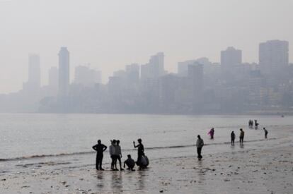 La polución crea una atmósfera onírica en la bahía de Bombay.