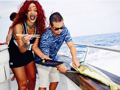 El Instagram de Rihanna es la prueba evidente de que la cantante sabe cómo pasarlo bien. Como aquí, en un yate y a punto de degustar pescado fresco.