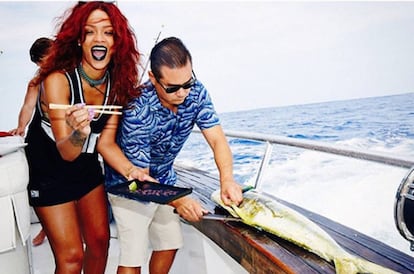 El Instagram de Rihanna es la prueba evidente de que la cantante sabe cómo pasarlo bien. Como aquí, en un yate y a punto de degustar pescado fresco.