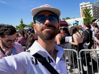 Adrián Jiménez, en la cola del concierto de Taylor Swift en Lisboa (Portugal) el pasado 25 de mayo.