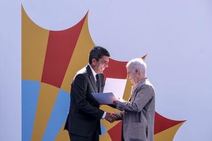 El presidente de la Generalitat, Carlos Mazón, entrega, con motivo del 9 d'Octubre, Día de la Comunitat Valenciana, el Premio de las Letras de la Generalitat al escritor Ferran Torrent, en Alicante este jueves.