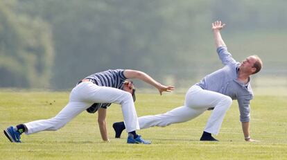 El príncipe Guillermo realiza calentamientos antes de un partido de polo celebrado este fin de semana en Ascot.