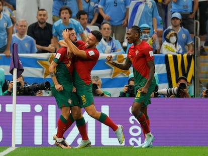 Los jugadores de Portugal celebran el segundo gol de Bruno Fernandes.