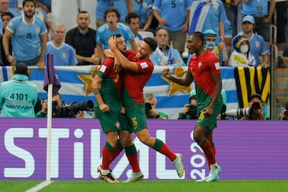 Los jugadores de Portugal celebran el segundo gol de Bruno Fernandes.