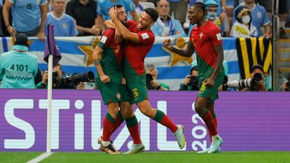 Los jugadores de Portugal celebran el segundo gol de Bruno Fernandes.