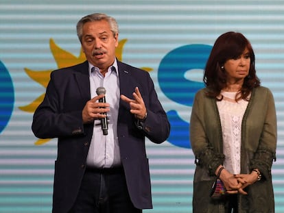 O presidente da Argentina, Alberto Fernández, e sua vice, Cristina Fernández de Kirchner, falam a seus seguidores depois da derrota de domingo nas eleições primárias.