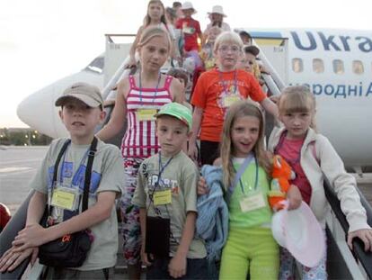 Un grupo de niños de Chernóbil, en el aeropuerto de Kiev.
