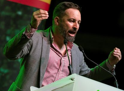 El líder de Vox, Santiago Abascal, durante su intervención en el acto de inicio de campaña para las elecciones generales que su partido celebra esta noche en L'Hospitalet (Barcelona).