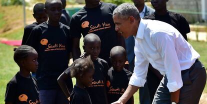 Niños del centro juvenil Sauti Kuu en Kenia saludan al expresidente de EE UU Barack Obama.