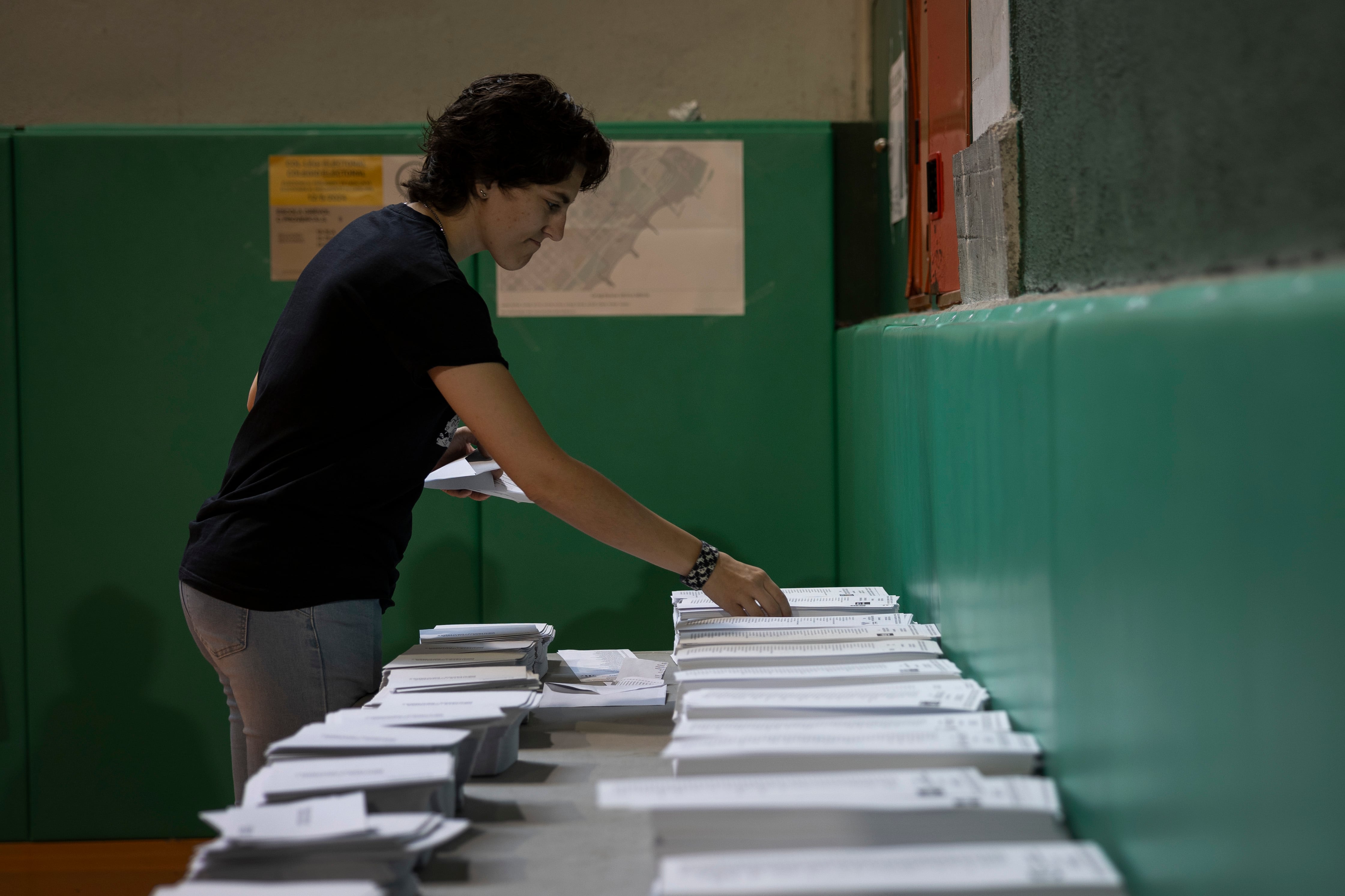 Votación en el colegio electoral de la Escola Grevol del barrio del Poblenou de Barcelona, el 12 de mayo de 2024.