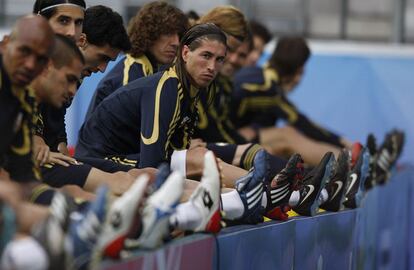 Sergio Ramos realiza estiramientos junto a sus compañeros durante los entrenamientos previos a la Eurocopa 2008 en Austria y Suiza en la sede de Gniewino. Esta fue la primera Eurocopa que disputaría el jugador sevillano, que tenía 22 años.