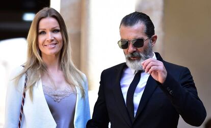 El actor Antonio Banderas posa ante los fotógrafos con su pareja, Nicole Kimpel, a su llegada a la Universidad de Alcalá.