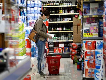 Una mujer, ante la sección de bebidas alcohólicas de un supermercado.