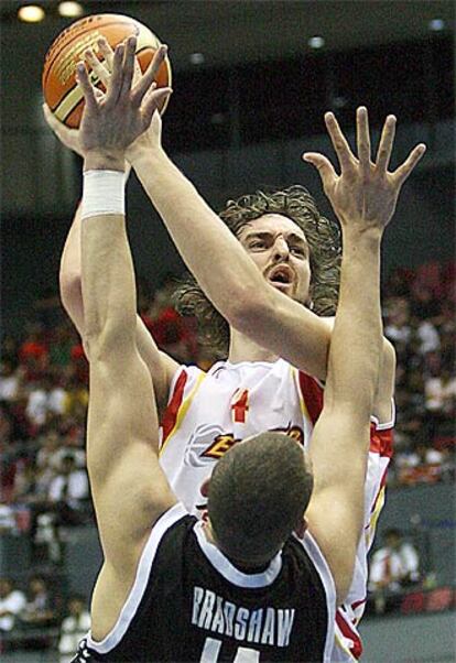 Pau Gasol se dispone a encestar pese a la oposición de Branshaw.