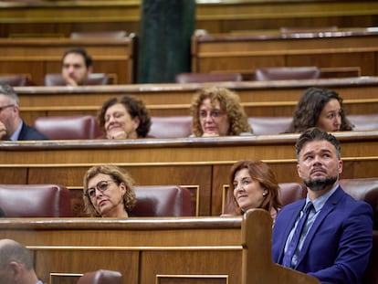El portavoz de ERC en el Congreso de los Diputados, Gabriel Rufián (a la derecha), en el pleno de este jueves.