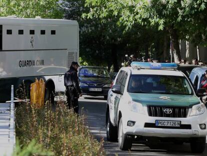 Un furg&oacute;n y un coche patrulla de la Guardia Civil a su llegada a la Audiencia Nacional la semana pasada.