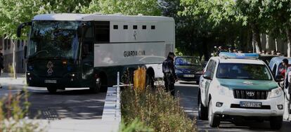 Un furg&oacute;n y un coche patrulla de la Guardia Civil a su llegada a la Audiencia Nacional la semana pasada.