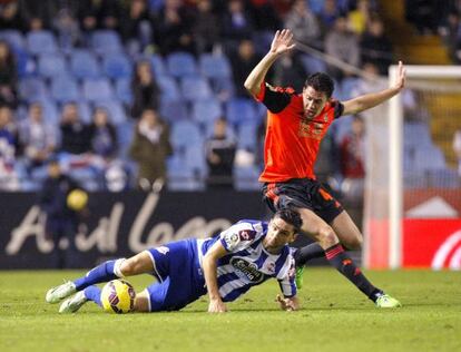 Gorka Elustondo lucha por el balón con Helder Postiga.