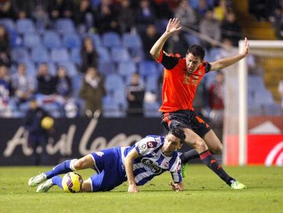 Gorka Elustondo lucha por el bal&oacute;n con Helder Postiga.