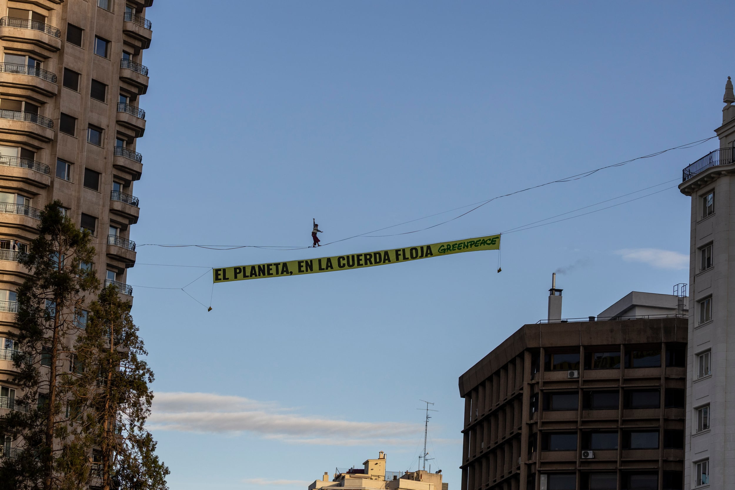 Una funambulista camina en el cielo de Madrid para denunciar que el planeta está “en la cuerda floja” en el inicio de la COP30