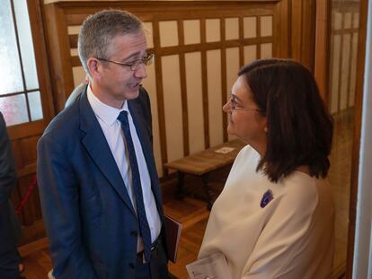 Pablo Hernández de Cos, gobernador del Banco de España, habla con Cani Fernández, presidenta de la CNMC, este viernes en el foro organizado por la Asociación de Periodistas de Información Económica (APIE) y la Universidad Internacional Menéndez Pelayo en Santander.