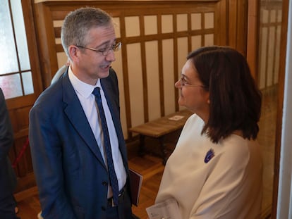 Pablo Hernández de Cos, gobernador del Banco de España, habla con Cani Fernández, presidenta de la CNMC, este viernes en el foro organizado por la Asociación de Periodistas de Información Económica (APIE) y la Universidad Internacional Menéndez Pelayo en Santander.