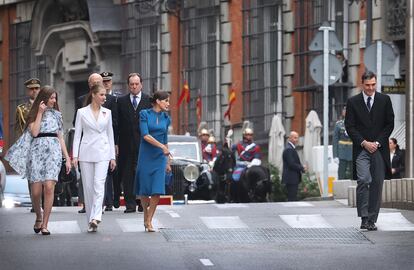 Desde la izquierda, la infanta Sofía, la Princesa de Asturias, la reina Letizia y el presidente del Gobierno, Pedro Sánchez, se dirigen al Congreso para la jura de la Constitución por parte de Leonor de Borbón, el 30 octubre.