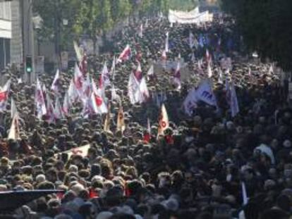 Decenas de miles de personas en una manifestación que coincidió con la huelga general que se celebró el pasado miércoles en Atenas, Grecia.