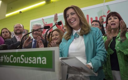 La presidenta andaluza y candidata socialista a la presidencia de la Junta, Susana Díaz (c), se felicita por los resultados de las elecciones andaluzas.