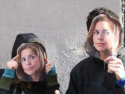 Miembros de Ana Botella Crew, tras una acción en la calle.