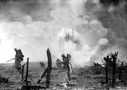 Asalto de soldados franceses contra las posiciones alemanas en medio de los impactos de artillería. Tras la primera ofensiva alemana, los ataques entre ambos bandos fueron constantes y sangrientos, a veces se mataba al enemigo con bayonetas. Muchas de las bombas contenían gases tóxicos.