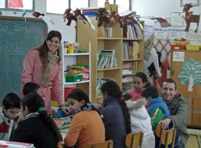 Los dos profesores de la escuela rural de Pastrana, Ana Adela Córdoba y Jesús Sánchez, y sus alumnos.