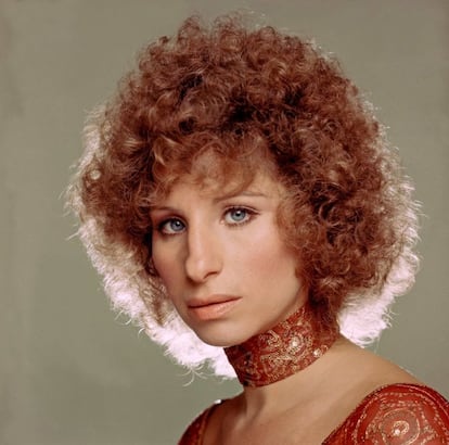 Barbra Streisand, caracterizada para la película 'Ha nacido una estrella' (1976), una de las películas más taquilleras de su carrera. Con la canción de la película 'Evergreen' ganó dos Grammy y el Oscar a mejor canción original —fue la primera mujer en llevarse una estatuílla en esa categoría—. En pleno rodaje de esta película, la artista estadounidense publicó 'Classical Barbra', una colección de música clásica con la que se ganó a la crítica.