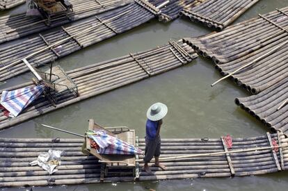 Barcazas de bambú surcan el río Li en la provincia de Guangxi, al sur de China.