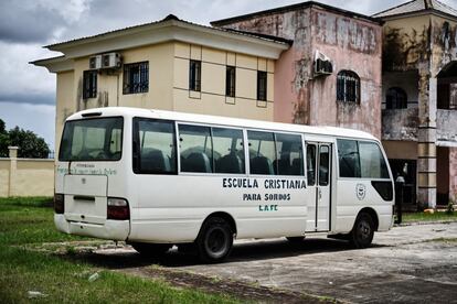 El autobús del colegio La Fe, actualmente en desuso por falta de mantenimiento. Este ha sido el primer centro educativo del país en aceptar a alumnos sordos mayores de siete años sin formación previa en lengua de signos.